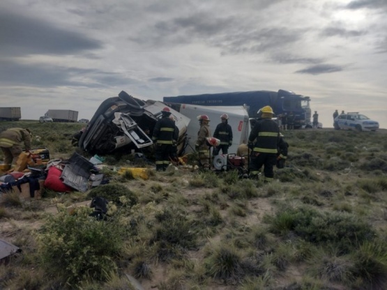 Volcó y murió un camionero en Ruta 3