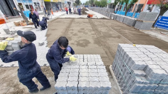 Colocan adoquines en la Avenida Kirchner de Río Gallegos