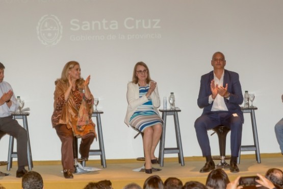 La gobernadora Alicia Kirchner, acompañada la directora ejecutiva del Centro Internacional para la Promoción de los Derechos Humanos, Unesco, Fernanda Gil Lozano; el secretario de Derechos Humanos de la Nación, Horacio Prietagalla Corti, el ministro de Desarrollo Social de la provincia, Jorge Ferreira y la secretaria de Derechos Humanos, Nadia Astrada.