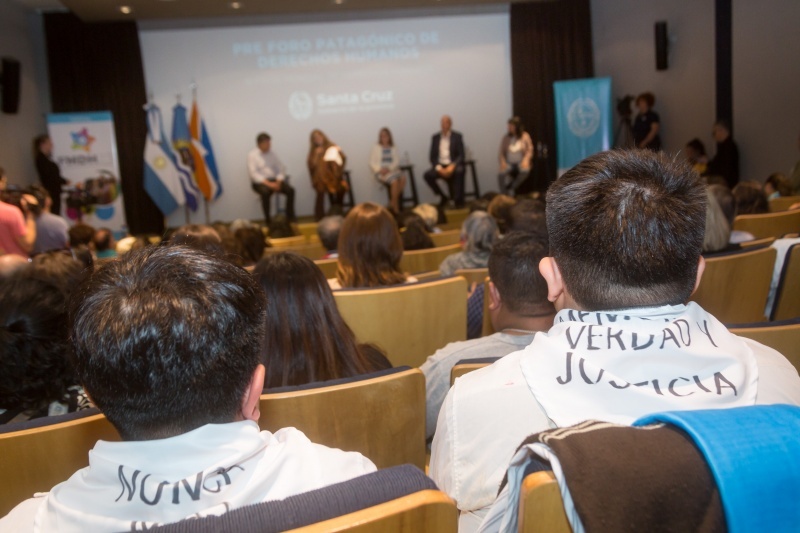 La gobernadora Alicia Kirchner, acompañada la directora ejecutiva del Centro Internacional para la Promoción de los Derechos Humanos, Unesco, Fernanda Gil Lozano; el secretario de Derechos Humanos de la Nación, Horacio Prietagalla Corti, el ministro de Desarrollo Social de la provincia, Jorge Ferreira y la secretaria de Derechos Humanos, Nadia Astrada.