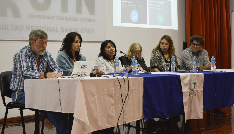 Acompañaron a la presidenta del CPE, María Cecilia Velázquez; la secretaria de Coordinación Educativa, Norma Benedetto; la directora de Tecnología Educativa del Ministerio de Educación de la Nación, Laura Penacca; la coordinadora de Pedagógica del PNIDE, Valeria Aranda; y el coordinador de Proyecto Huayra Linux, Javier Castrillo.