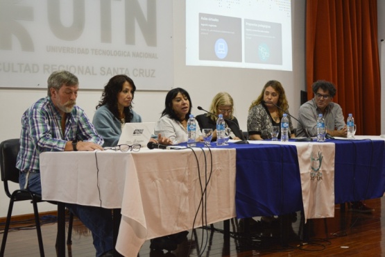 Acompañaron a la presidenta del CPE, María Cecilia Velázquez; la secretaria de Coordinación Educativa, Norma Benedetto; la directora de Tecnología Educativa del Ministerio de Educación de la Nación, Laura Penacca; la coordinadora de Pedagógica del PNIDE, Valeria Aranda; y el coordinador de Proyecto Huayra Linux, Javier Castrillo.