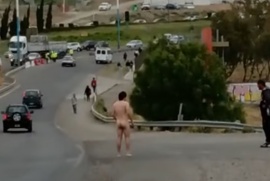 Hombre corría desnudo por la ruta en Comodoro Rivadavia