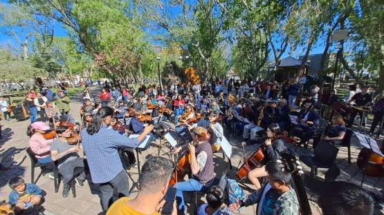 La Orquesta del Barrio en la calle