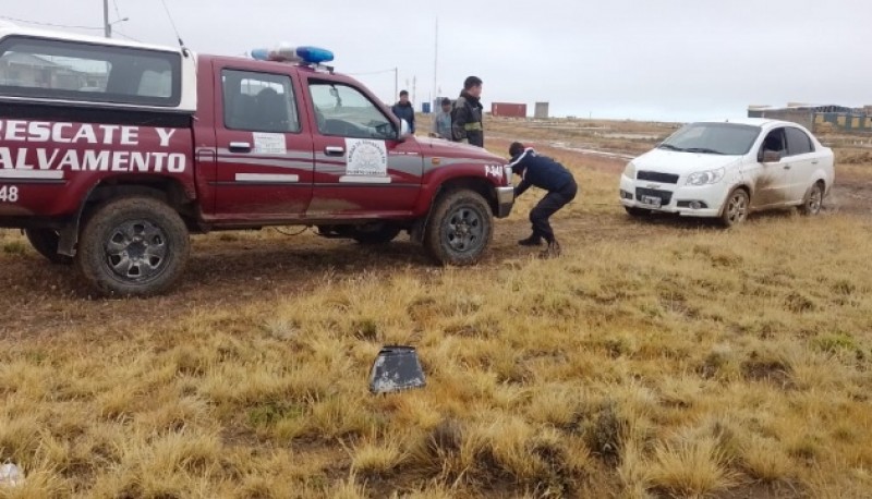 Bomberos auxiliaron a dos vehículos atascados 