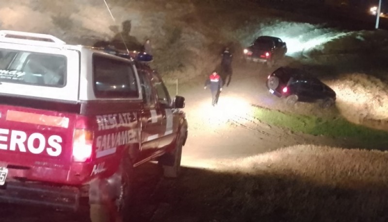 Bomberos rescataron vehículo que quedó encajado en el barro 