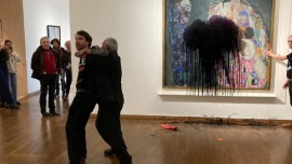 La famosa obra en la que Klimt sintetizó la vida y la muerte fue atacada con un líquido negro