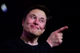 Elon Musk despidió por Twitter a un empleado que lo corrigió en forma pública