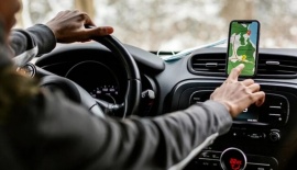 Mendoza quiere permitir el uso del celular al volante: “La ley que lo prohíbe quedó vieja”