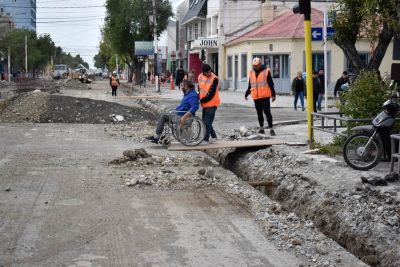 Protecciòn Civil asiste a vecinos en la Avenida Kirchner. 