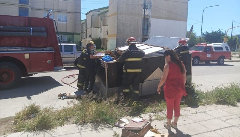 Bomberos sofocaron incendio sobre carro