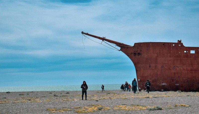 Turistas disfrutan de los atractivos naturales. 