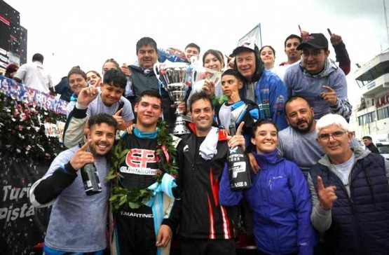 Thiago Martínez y su equipo, tras consagrarse campeón en el Turismo Pista.  