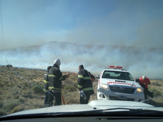 Bomberos controlan incendio sobre pastura