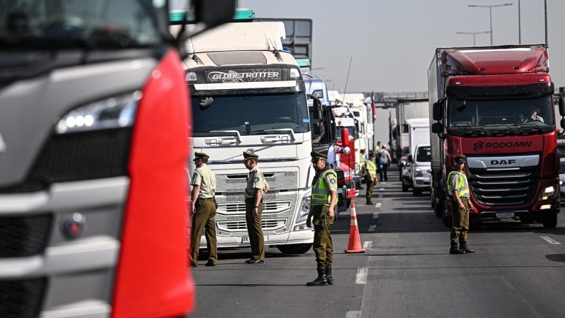 El quinto día de paro de los camioneros chilenos complica la provisión de alimentos y hace subir los precios / Foto: AFP
