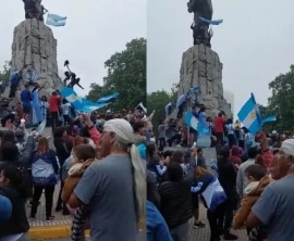 Hinchas cayeron de un monumento mientras festejan el triunfo de Argentina