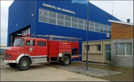 Incendio consumió parte de una casa y llegó a un auto