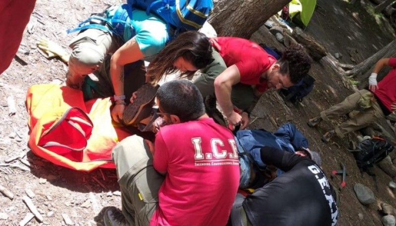 Evacuaron a un turista que se lastimó en el sendero de la Laguna de los Tres