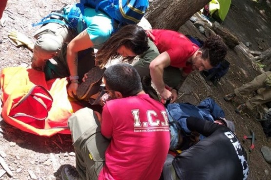 Evacuaron a un turista que se lastimó en el sendero de la Laguna de los Tres