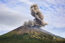 Alerta en El Salvador: un volcán entró en erupción