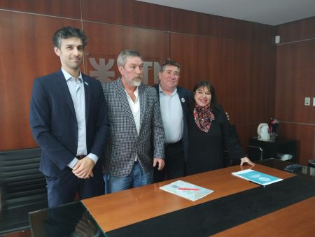 Acompañaron a la presidenta del CPE, el vicepresidente Ismael Enrique; el decano de la Facultad Regional Santa Cruz de la Universidad Tecnológica Nacional, Sebastián Puig junto al director de la Escuela del Cuerpo de Abogados del Estado, Guido Croxatto.