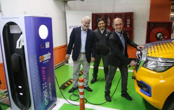 Enel X Way y Espacio Urbano inauguraron  el primer punto de carga rápida para vehículos eléctricos. 