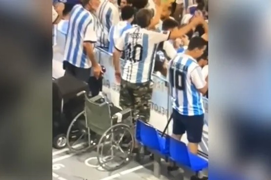 Fueron en silla de ruedas a ver la Selección y terminaron cantando parados