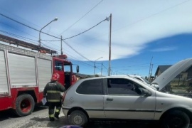 Bomberos controlaron principio de incendio sobre vehículo