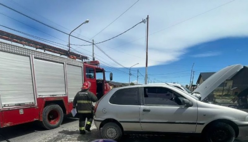 Bomberos controlaron principio de incendio sobre vehículo