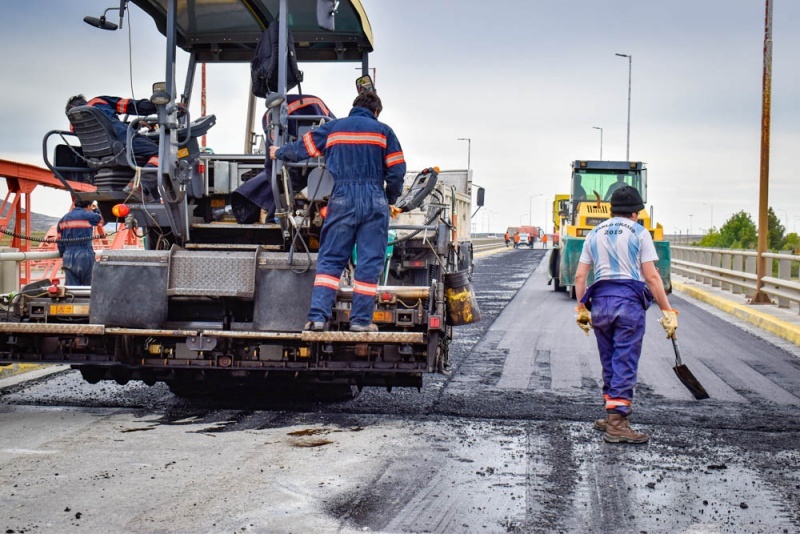 Avanzan trabajos de repavimentación sobre la carpeta asfáltica del Puernte de Güer Aike.  