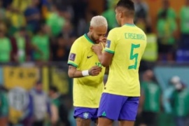 Casemiro le puso una sustancia en la nariz a Neymar en pleno partido de Brasil y estallaron las teorías