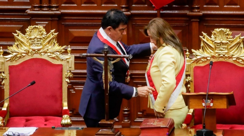 Dina Boluarte se convirtió este miércoles en la nueva presidenta de Perú.