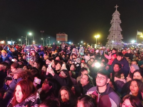 A la espera del encendido del àrbol de navidad. 