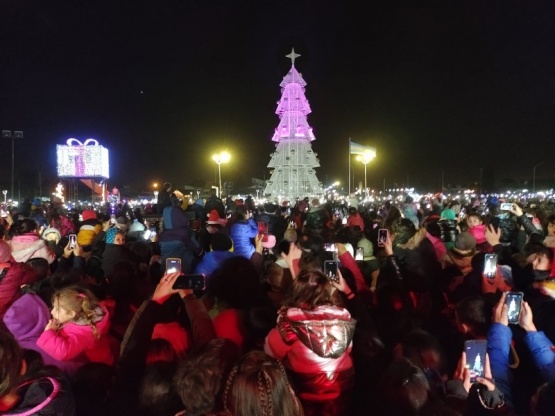 Miles de vecinos presenciaron el encendido del Árbol de Navidad