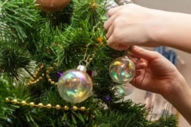 Cómo ahorrar luz en Navidad y dejar el arbolito prendido
