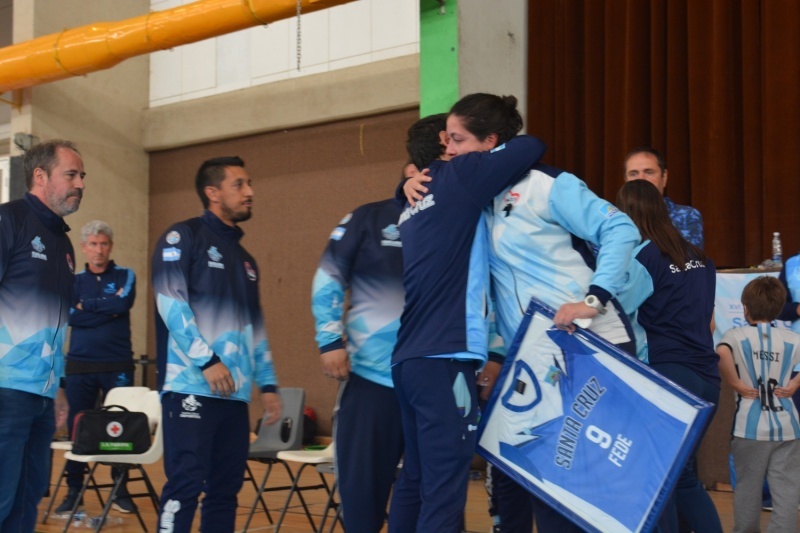 Cabe destacar que durante la premiación se homenajeó a Federico Santos, vicepresidente de la Federación Santacruceña de Vóley; entregando a la familia la camiseta número 9, el cual se retiró de la nómina de camisetas de la selección provincial.