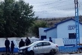 Perdió el control del auto y chocó un poste de luz