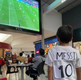 La historia del nene que hizo la camiseta de Lionel Messi con papel