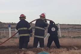 Se produjo un incendio sobre un campo de explotación petrolera