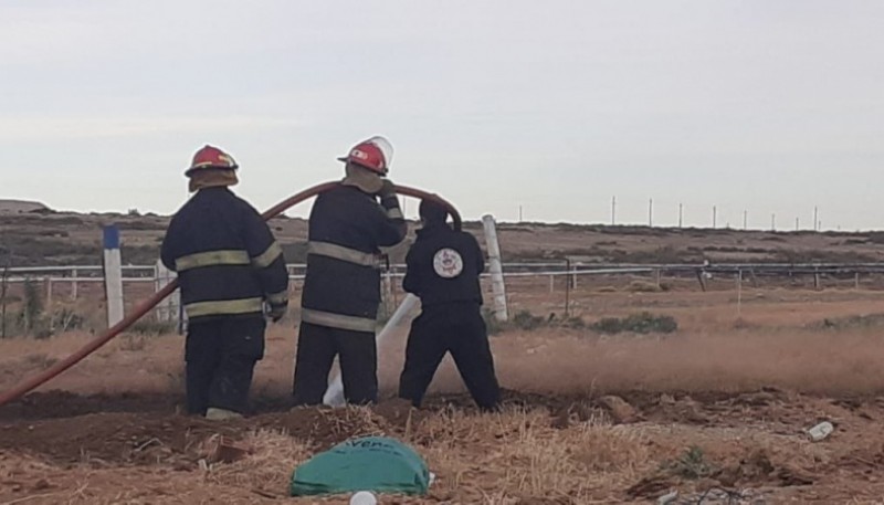 Se produjo un incendio sobre un campo de explotación petrolera 