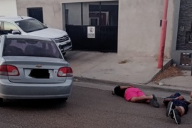 Detuvieron a dos personas armadas tras chocar una motocicleta policial