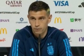 Dibu Martínez: “La gente te hace sentir como si estuvieras jugando en Argentina”