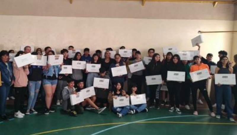 El Gobierno Provincial entregó más de 100 computadoras a estudiantes de Gobernador Gregores