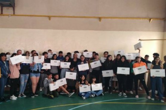 El Gobierno Provincial entregó más de 100 computadoras a estudiantes de Gobernador Gregores