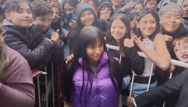 María Becerra junto a sus fanáticos. 