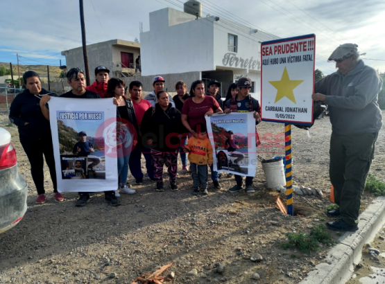 Familiares de Jonathan Carabajal colocaron un cartel con una estrella amarilla en su memoria