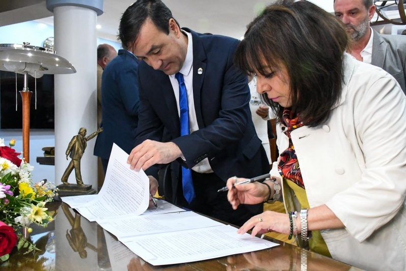 El intendente pablo Grasso y la presidenta del Consejo Provincial de Eduación, Celilia Velásquez. 