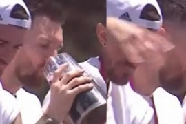 Lionel Messi y Rodrigo De Paul cortaron una botella, hicieron fernet en plena caravana y la fiesta es total