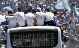 Una multitud aguarda en la Autopista 25 de Mayo y la 9 de Julio para vivar a la Selección