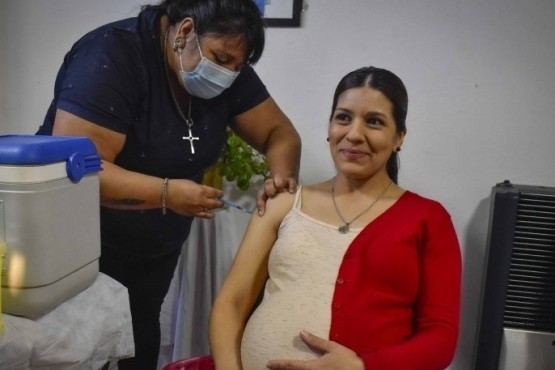 Hay más adultos mayores vacunados que jóvenes en Río Gallegos